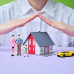 Família protegida por seguro de vida, casa e carro representando a importância do seguro no dia a dia.