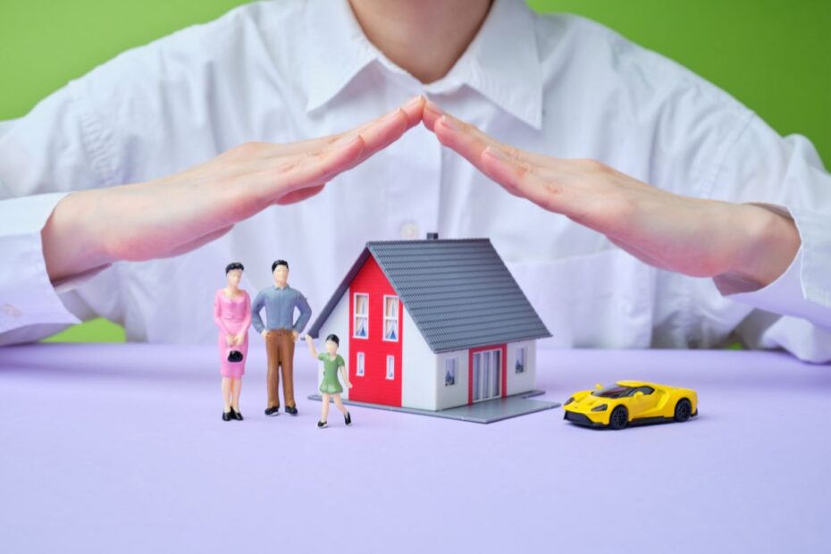 Família protegida por seguro de vida, casa e carro representando a importância do seguro no dia a dia.