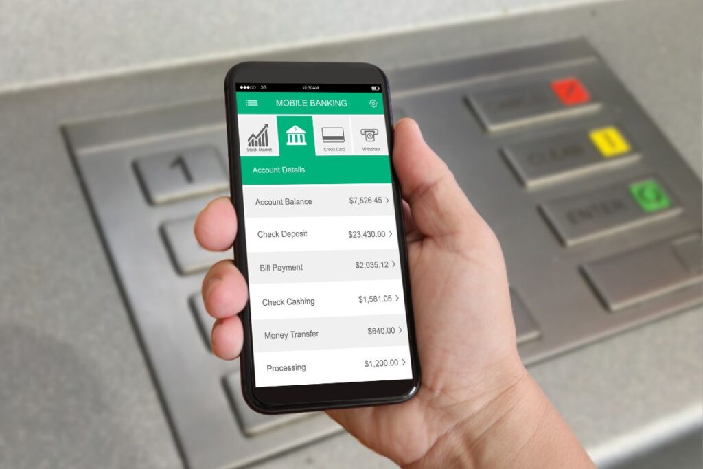 Mão de uma pessoa segurando um smartphone com a interface de um aplicativo de mobile banking, exibindo detalhes da conta e opções de transação, como pagamento de contas e transferências. Uma ilustração da interface intuitiva dos bancos digitais.