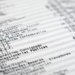 Holerite com descontos previdenciários INSS destacando contribuições sociais obrigatórias