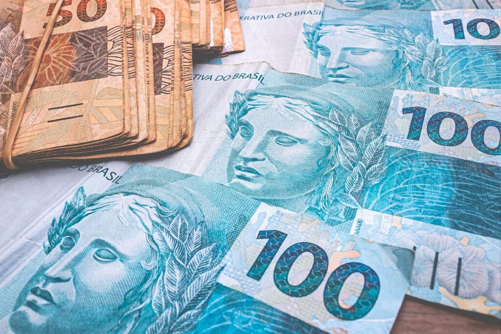 Notas de real brasileiro representando valores de aposentadoria e benefícios pagos pelo INSS