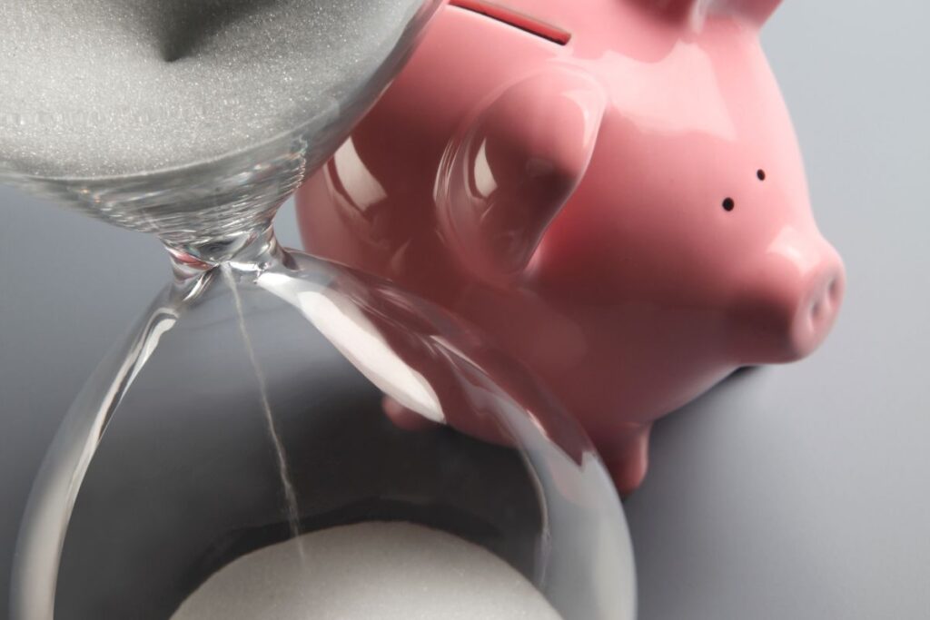 Cofre porquinho rosa simbolizando economia e planejamento financeiro complementar ao INSS