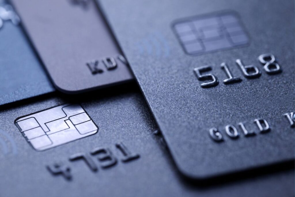 Cartões de débito e crédito em destaque com chip de segurança