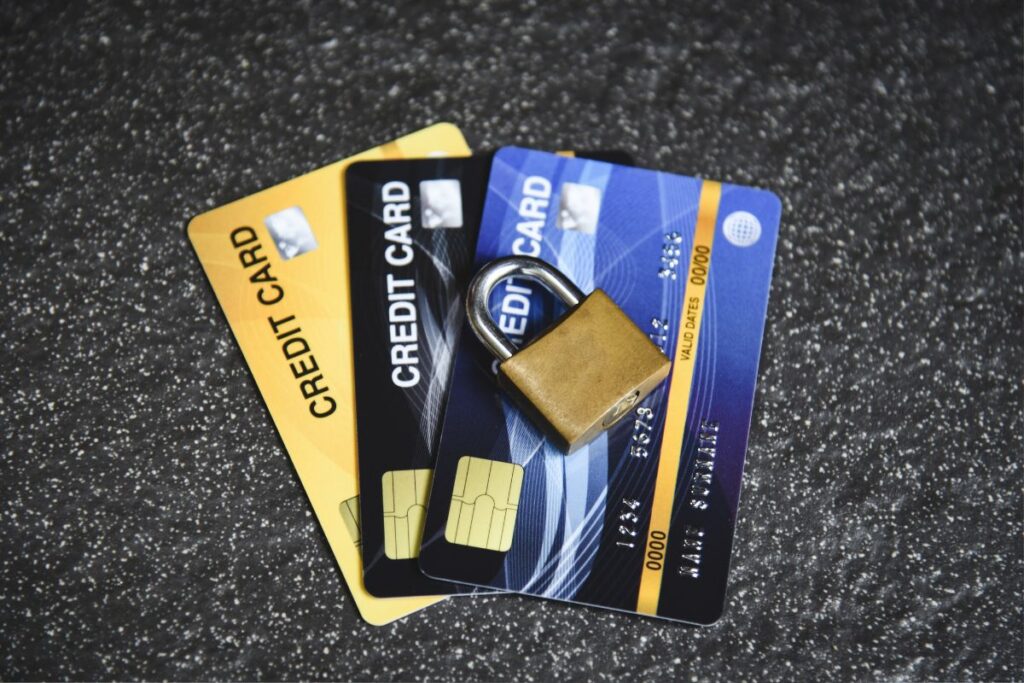 Cartões com cadeado simbolizando segurança financeira