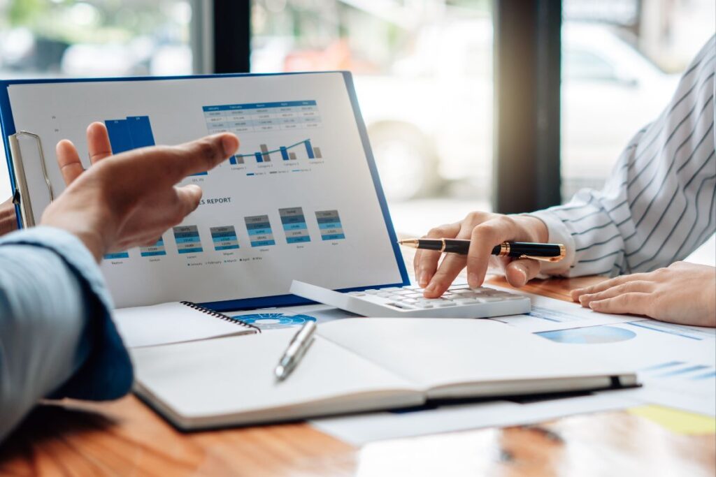 Pessoa analisando dashboard financeiro no laptop desenvolvendo mentalidade financeira através de monitoramento de investimentos e dados