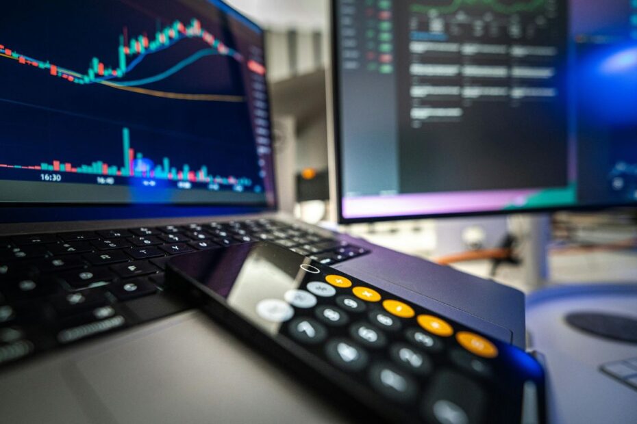 Gráfico digital em tela de notebook representando inteligência artificial no mercado financeiro e análise de investimentos.