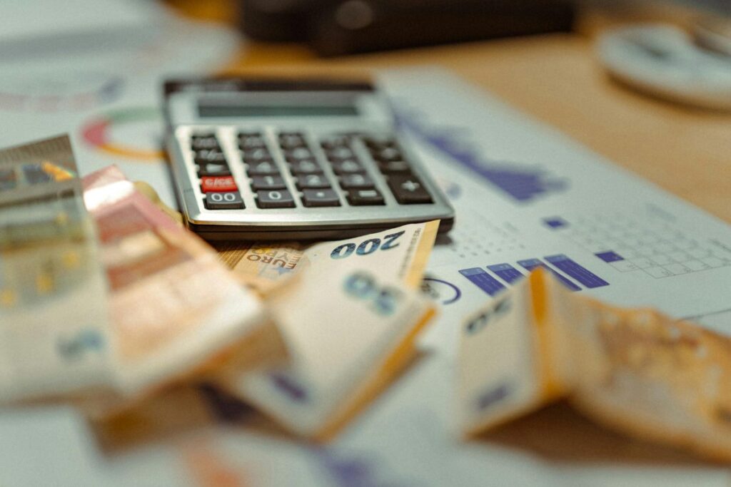 Calculadora sobre cédulas de euro para planejamento financeiro de renda extra e orçamento familiar