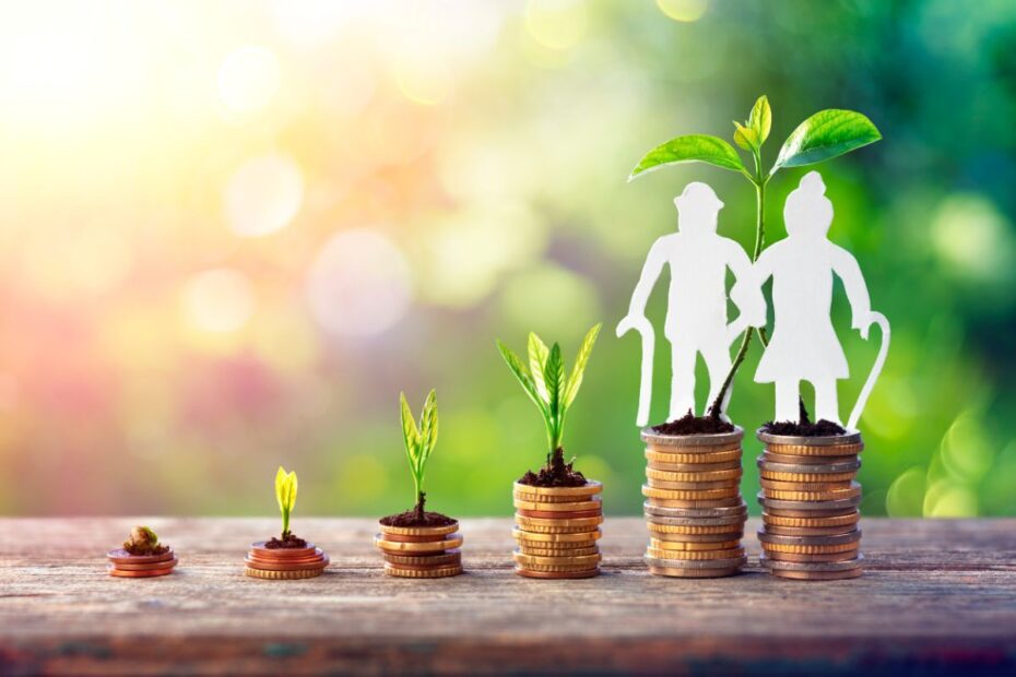 Um gráfico simbólico com pilhas de moedas de diferentes tamanhos, que têm pequenas plantas crescendo. No topo da pilha mais alta, há figuras de papel de um casal de idosos, representando o crescimento dos investimentos para a aposentadoria.