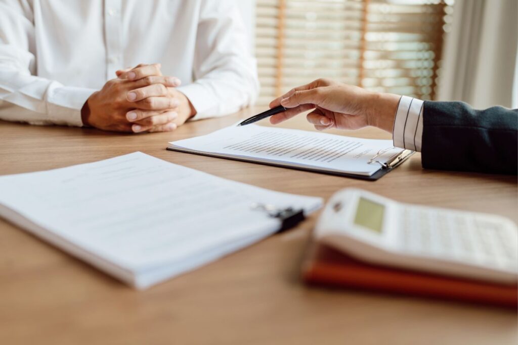 Assinatura de contrato de seguro, simbolizando proteção financeira e planejamento contra imprevistos.