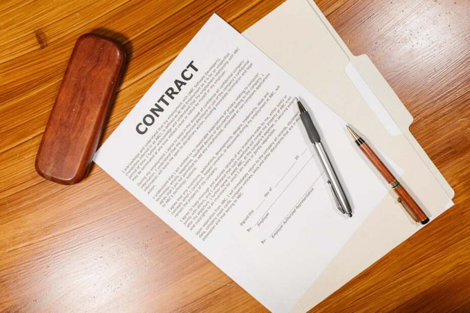 Contrato de seguro sobre mesa de madeira com canetas e carimbo representando apólice e termos contratuais