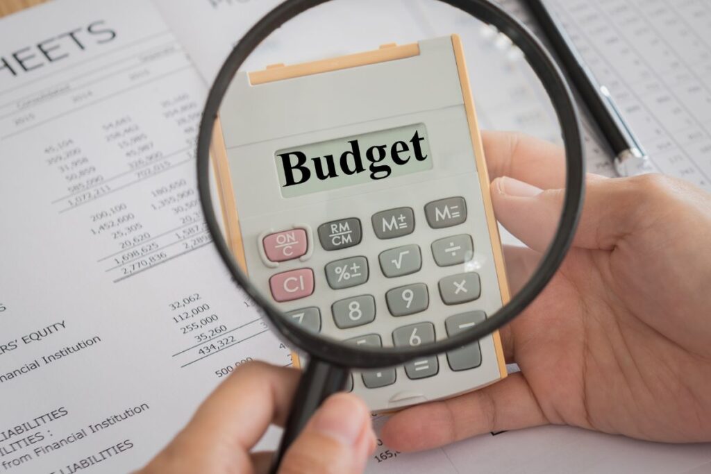 Foco na palavra Orçamento em calculadora, simbolizando a auditoria financeira antes de pedir crédito.