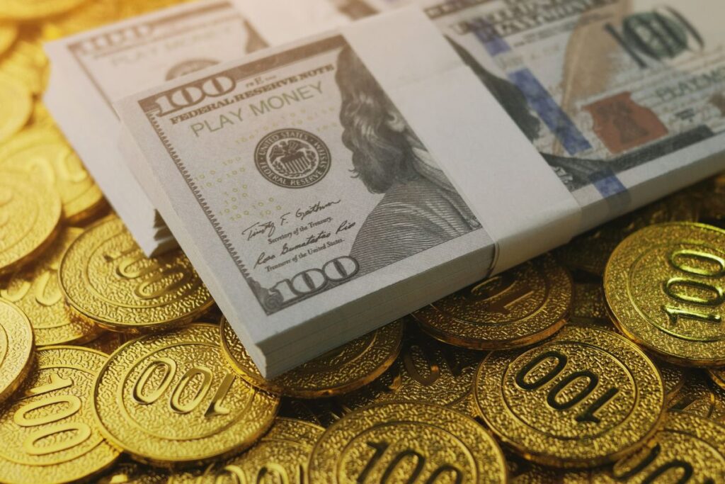 Cédulas e moedas douradas simbolizando dinheiro e oportunidades geradas pelo open finance no Brasil.