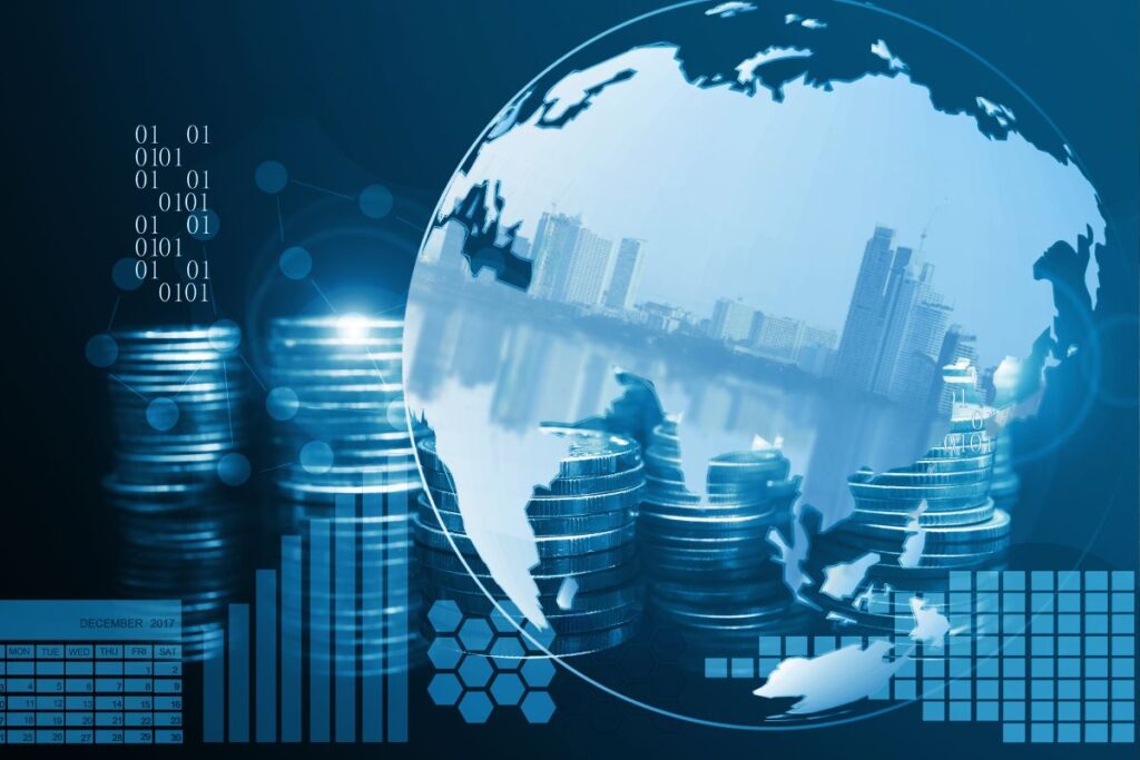 Sobreposição digital de um globo terrestre e edifícios sobre pilhas de moedas e gráficos, simbolizando o impacto global e o crescimento financeiro impulsionado pelo Open Finance no Brasil.