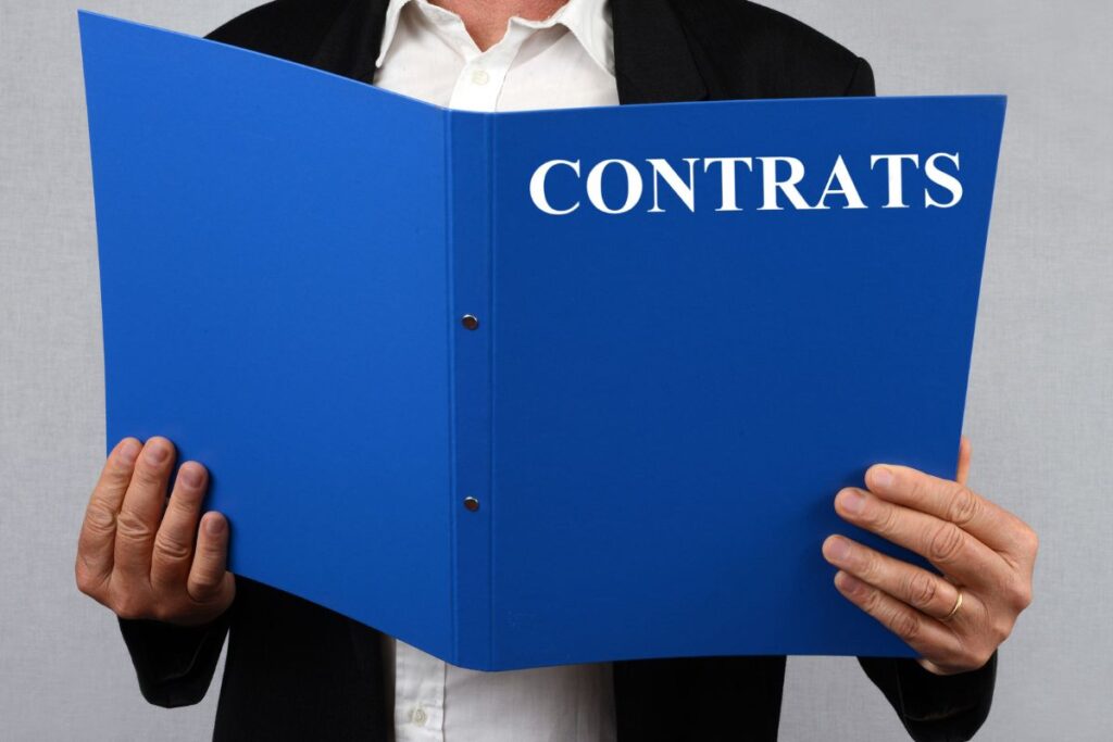 Profissional lendo pasta azul de contratos de seguros representando análise de apólice antes da contratação