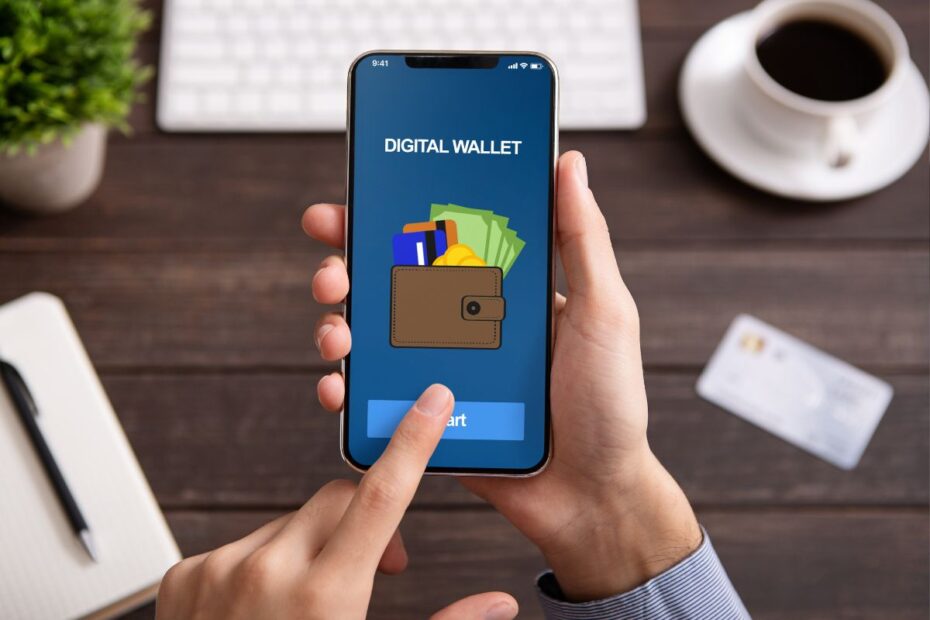 Pessoa usando aplicativo de carteira digital no celular, representando a revolução dos pagamentos digitais.