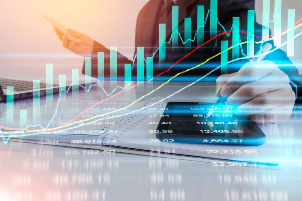 Gráficos financeiros de crescimento e barras de investimento sobre uma mesa com um smartphone. Otimizando o futuro e alcançando a liberdade financeira.