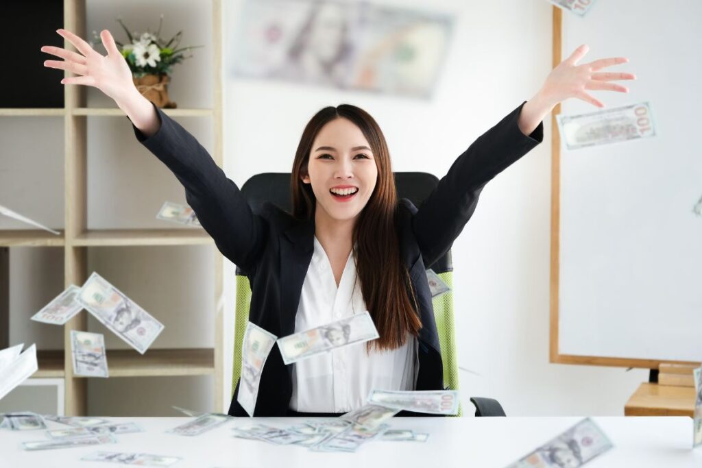 Mulher celebrando com notas de dinheiro voando ao redor. A alegria de ter alcançado com sucesso.