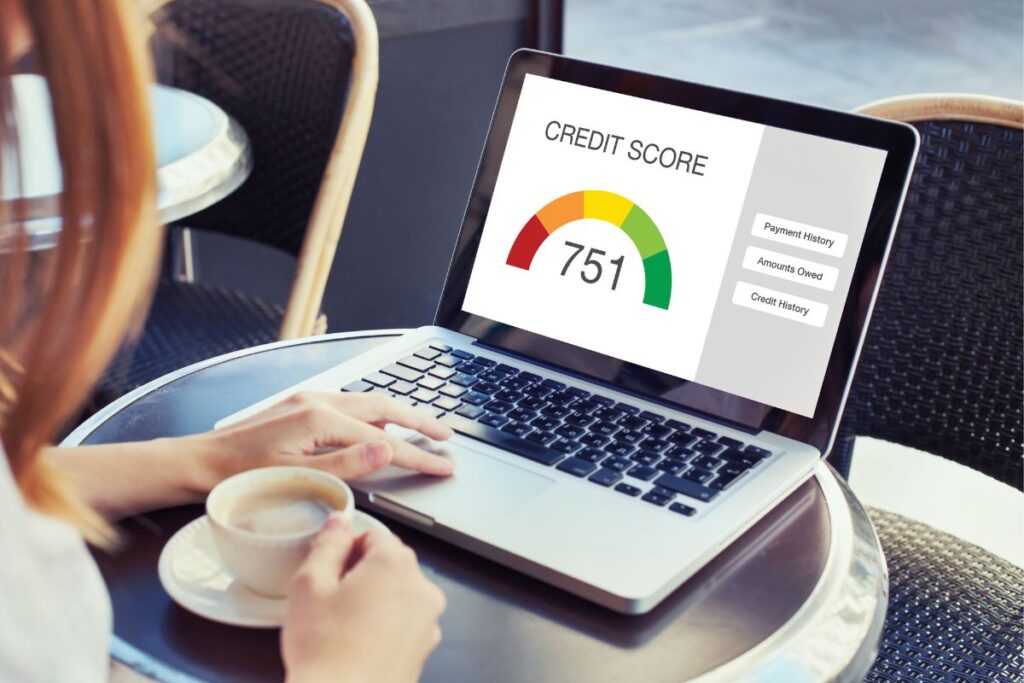 Pessoa consultando score de crédito de 751 pontos em notebook para verificar aprovação de empréstimo e condições de crédito online