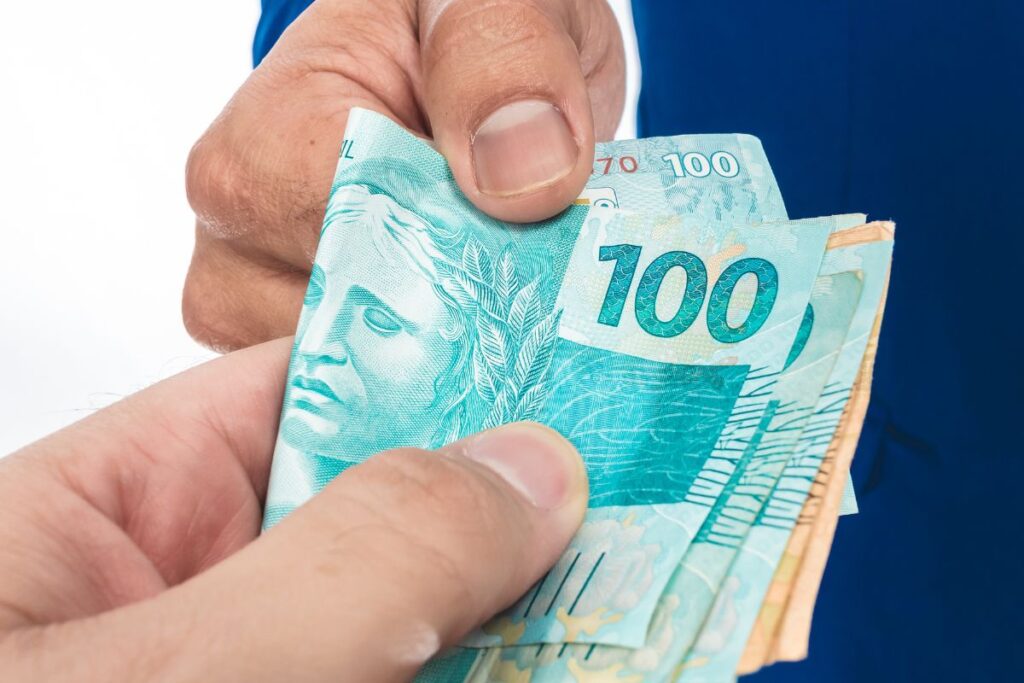 Controle de desejos e necessidades no uso do dinheiro e finanças pessoais.