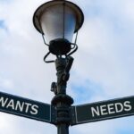 Controle de desejos e necessidades — equilíbrio financeiro e escolhas conscientes.