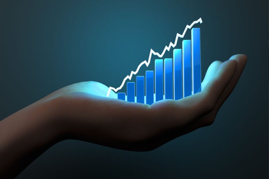 Mão segurando um gráfico de barras azul com linha ascendente, representando estratégias de rentabilidade e controle.